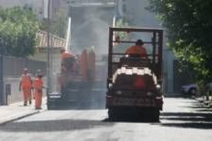 Un momento de las obras de asfaltado en una de las cincuenta y nueve calles de la ciudad