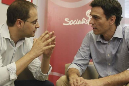 Pedro Sánchez y César Luena conversan durante un encuentro en Ferraz.