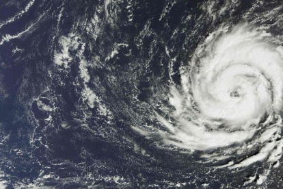 Foto captada por satélite en el que se aprecia el Ophelia sobre el Atlántico en su ruta hacia Irlanda.