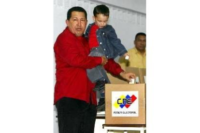 Hugo Chávez acudió a votar en compañía de su nieto