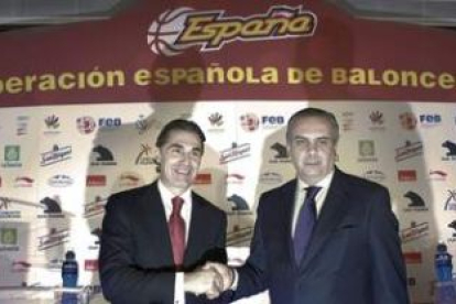 Sergio Scariolo estrecha la mano de José Luis Sáez, presidente de la Federación Española de Balonces