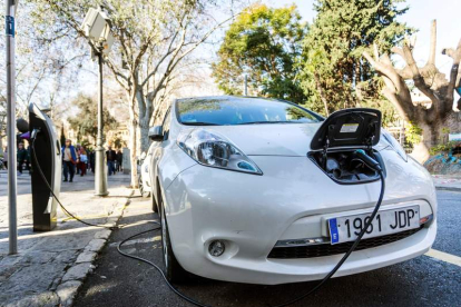 Un coche eléctrico en plena recarga. LLITERES