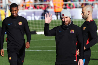 Messi saluda a la afición en el entrenamiento de ayer. ALEJANDRO GARCÍA