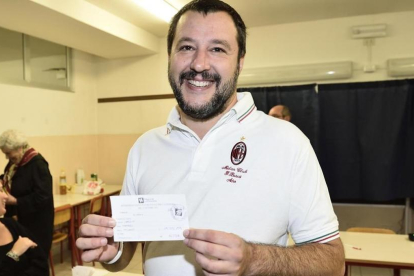 Matteo Salvini, líder de la Liga Norte, sonríe en su colegio electoral, en Milán, el 22 de octubre.