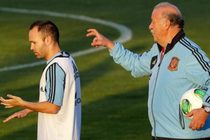 Vicente del Bosque, a la derecha, quiere que Iniesta sea el jugador clave ante Georgia.