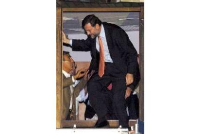 Rajoy sale por la ventana de la sede del PP en la noche electoral