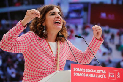 La ministra de Hacienda y vocal de la ejecutiva federal del partido socialista, María Jesús Montero, durante su intervención en el 14º Congreso Regional del PSOE-A. EFE