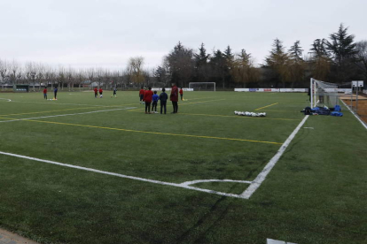 El campo de fútbol de césped artificial de La Granja no está en condiciones para comenzar los partidos oficiales de la temporada. RAMIRO