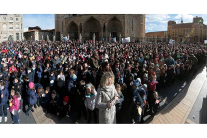 Acto de la paz en la Catedral protagonizado por niños de los colegios de León