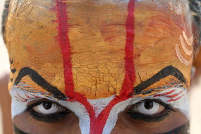 Un artista indio se prepara para participar en una procesión religiosa.  RAJAT GUPTA