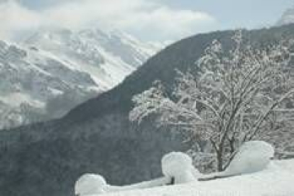 La nieve cubre con espesores descomunales la mitad norte de la provincia leonesa
