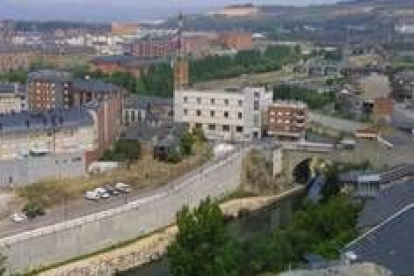 Vista de Ponferrada desde la ladera del castillo templario, en una imagen tomada recientemente