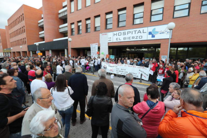 Ciudadanos concentrados frente al hospital, con presencia de usuarios de otros territorios. ANA F. BARREDO