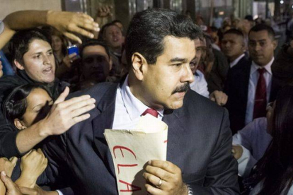 Nicolás Maduro, rodeado de seguidores, tras la reunión con la oposición, el martes en Caracas.