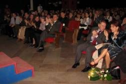 El teatro Gullón permaneció abarrotado mientras duró el homenaje