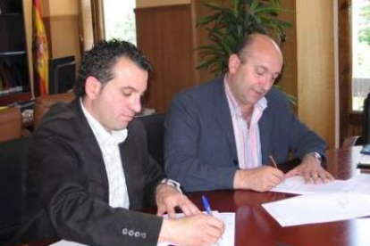 Sen y Fernández, en el momento de la firma del contrato.