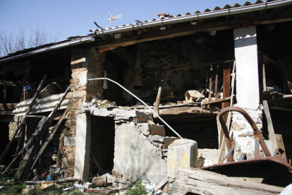 La vivienda de la persona atendida, desalojada por la Guardia Civil, presentaba un aspecto ruinoso. F. OTERO PERANDONES
