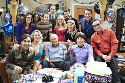 El veterano Adam West, en el centro de la foto, sentado, junto a los actores de la serie 'The Big Bang Theory'.