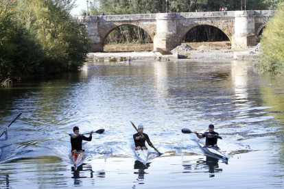 Piragüistas entrenando en el río