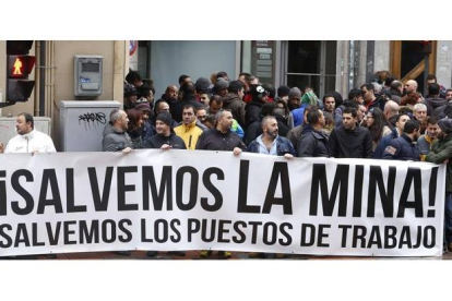 Varios mineros se concentran a las puertas del Hotel Conde Luna con motivo de la visita de la presidenta de la Comunidad de Madrid, Cristina Cifuentes, a León