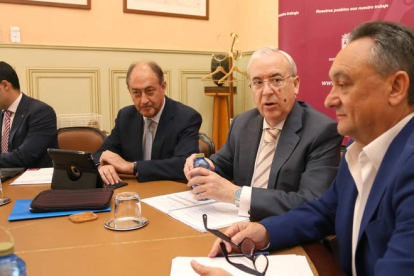Imagen de la reciente reunión del Consejo de Cuentas con el ‘Informe anual sobre las cifras del sector público local de Castilla y León’ para su estudio.
