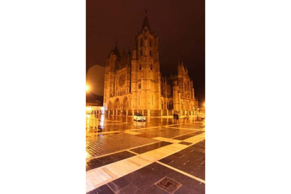 La Catedral, solo iluminada por las luces de la plaza.