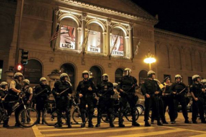 Miembros de los agentes antidisturbios a pie y en bicleta flanquearon el Instituto de Arte, donde Michelle Obama cenaba con las esposas de los líderes de la OTAN y donde cientos de manifestantes se concentraron hasta que salieron. Foto: RICARDO MIR DE FRANCIA / Chicago