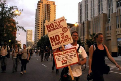 Marcha por las calles de Chicago con pancartas en las que se leen mensajes contrarios a la OTAN y a la guerra. Foto: RICARDO MIR DE FRANCIA / Chicago