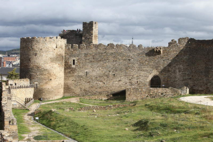 El Castillo Viejo de Ponferrada, visto desde el interior el recinto nuevo en una foto de archivo. LDM