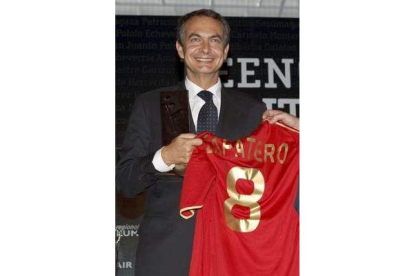 Rodríguez Zapatero con su camiseta de la selección española.