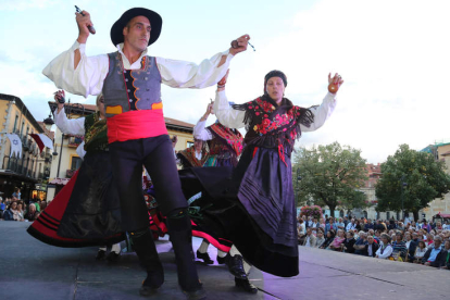 El Barrio Húmedo vivió un pasacalles de baile tradicional.