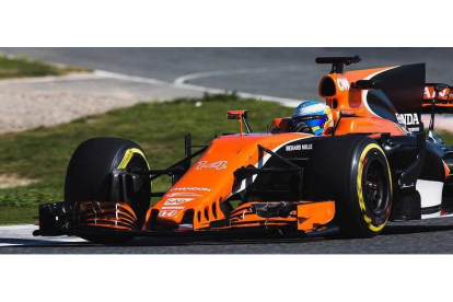 Fernando Alonso con el nuevo McLaren en la sesión de ayer en el circuito de Montmeló. MCLARENF1
