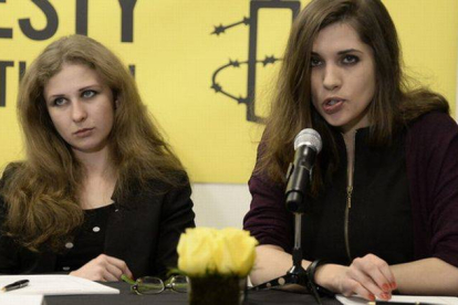 María Aliójina (izquierda) y Nadezhda Tolokónnikova, en la rueda de prensa que han ofrecido este martes en Nueva York.