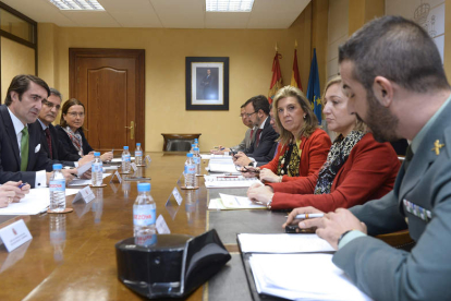 Suárez-Quiñoñes y Salgueiro, ayer, al frente de la reunión celebrada en la Delegación del Gobierno.