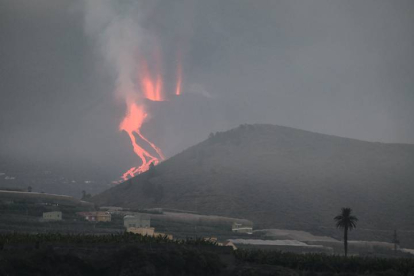 Vista del los ríos de lava que descienden por la ladera del volcán en una imagen tomada este martes desde la localidad de Tazacorte, en la isla de La Palma. ÁNGEL MEDINA G.
