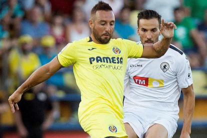 El centrocampista del Villarreal Santi Cazorla reaparece tras casi dos años lesionado durante el encuentro amistoso de pretemporada disputado frente al Hercules /