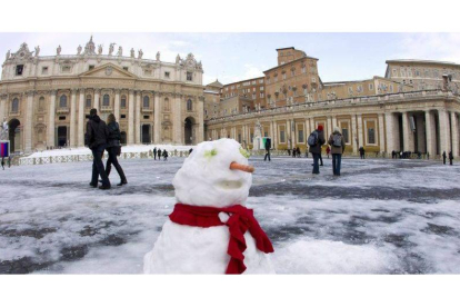 Un muñeco de nieve permanece en la plaza de San Pedro en Ciudad del Vaticano hoy, domingo, 5 de febrero de 2012.