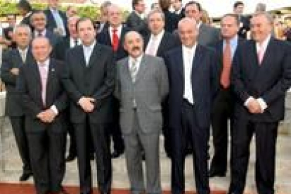 Ovejero, primero a la izquierda, posa en la foto de familia con el presidente Herrera