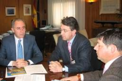 Antonio Gato, Juan Martínez Majo y el primer teniente de alcalde, José Jiménez, en la reunión