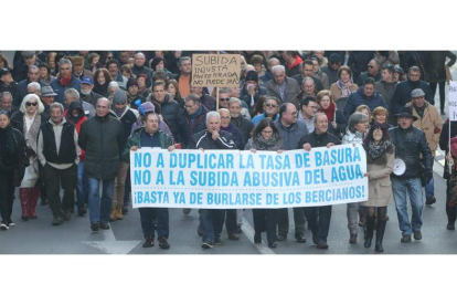 Tarsicio Carballo, en segunda fila, detrás de la pancarta que abrió la protesta del PRB contra la tasa de basura en enero de 2020.  DE LA MATA