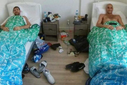 Los jugadores de la selección argentina de baloncesto, Andrés Nocioni y Manu Ginóbili, en su habitación de la Villa Olímpica.