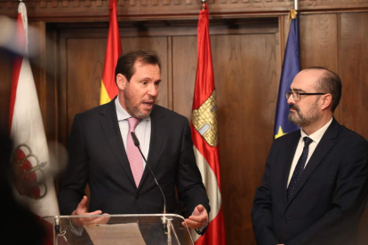 El ministro de Transportes, Óscar Puente, y el alcalde de Ponferrada, Marco Morala. ANA F. BARREDO