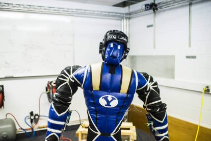 Éste es el robot King Louie, creación del Laboratorio de Robótica y Dinámica de la Universidad Brigham Young.