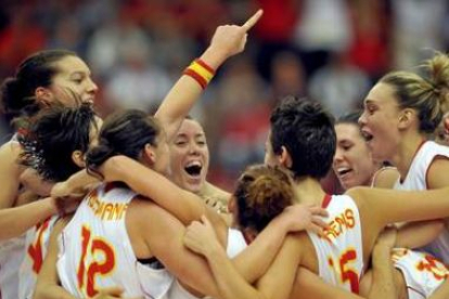 Las jugadoras de la selección celebran la consecución de la medalla mundialista para España.