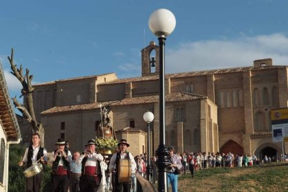 Un momento de la procesión, con el santuario al fondo.