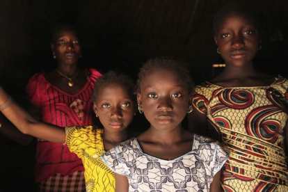 Una mujer y sus hijas en Cambadju, el primer pueblo de Guinea Bisau que suprimió la mutilación de las niñas. UNICEF