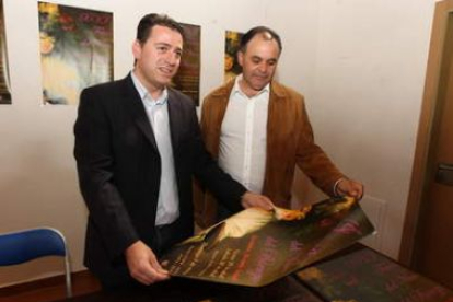 José Manuel Sánchez y Alfonso Arias, con el cartel de la feria antes de la presentación.