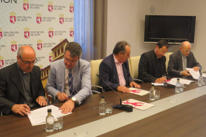 Representantes de la Diputación y de los obispados, durante la firma de los acuerdos. DL