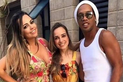 Ronaldinho posa con las dos mujeres.