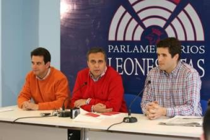 Luis Herrero Rubinat, Joaquín Otero y Héctor Castresana, ayer, en su nueva oficina parlamentaria